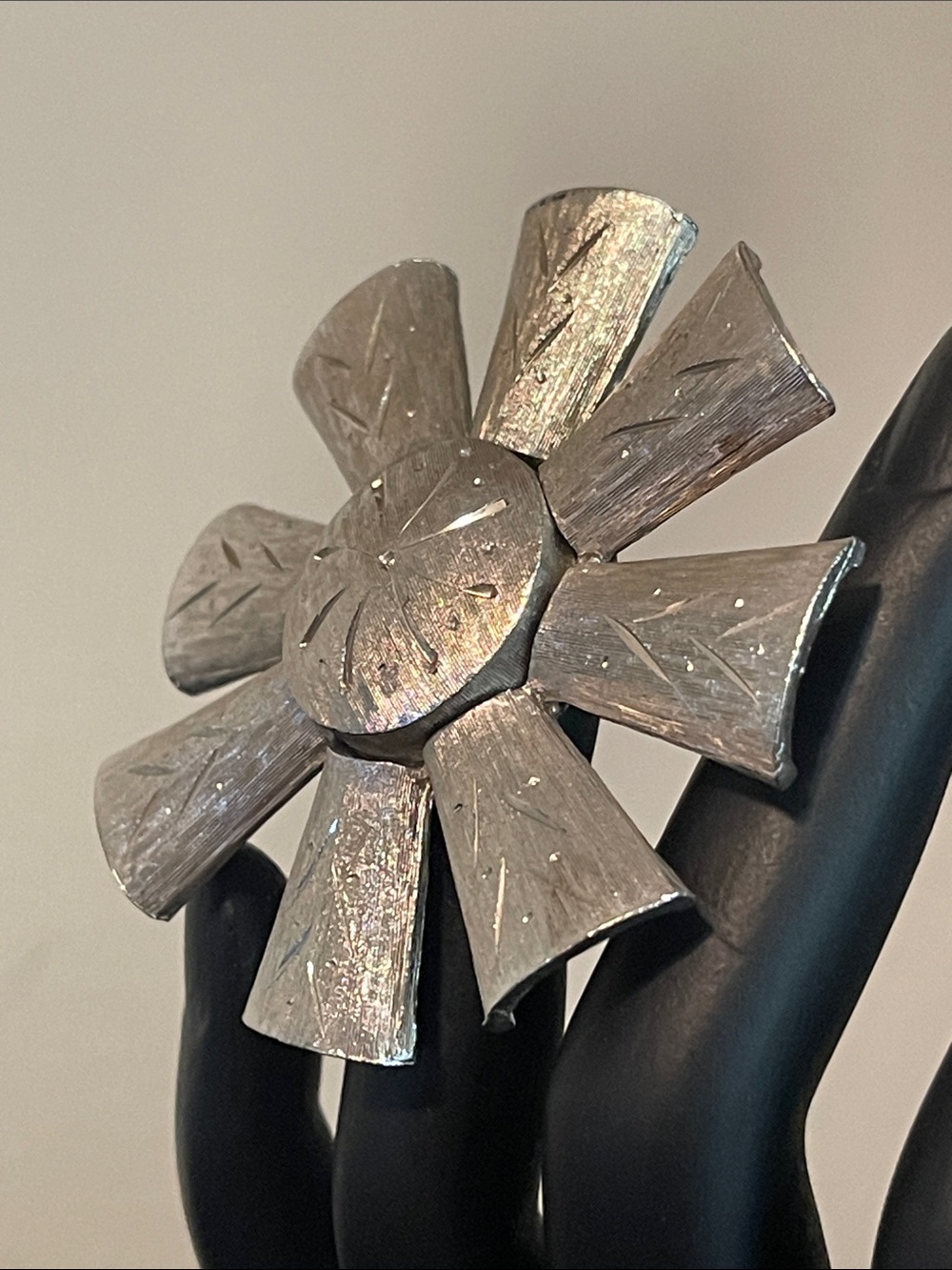 Vintage Kramer Etched Brushed Silver-Tone Flower Brooch - Picture 4 of 7